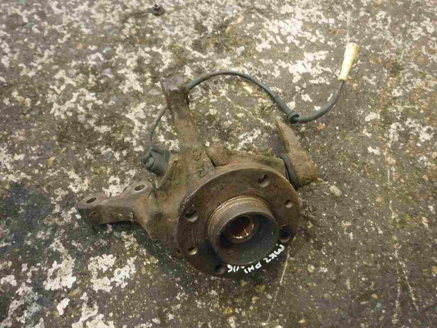 Renault Clio MK2 1998-2001 1.4 16v Passenger NSF Front Wheel Hub + ABS Sensor