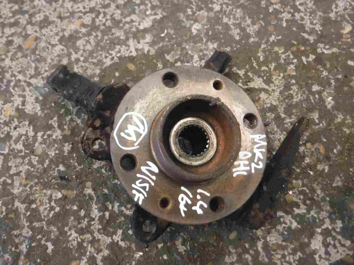 Renault Clio MK2 1998-2001 1.4 16v Passenger NSF Front Wheel Hub NO ABS