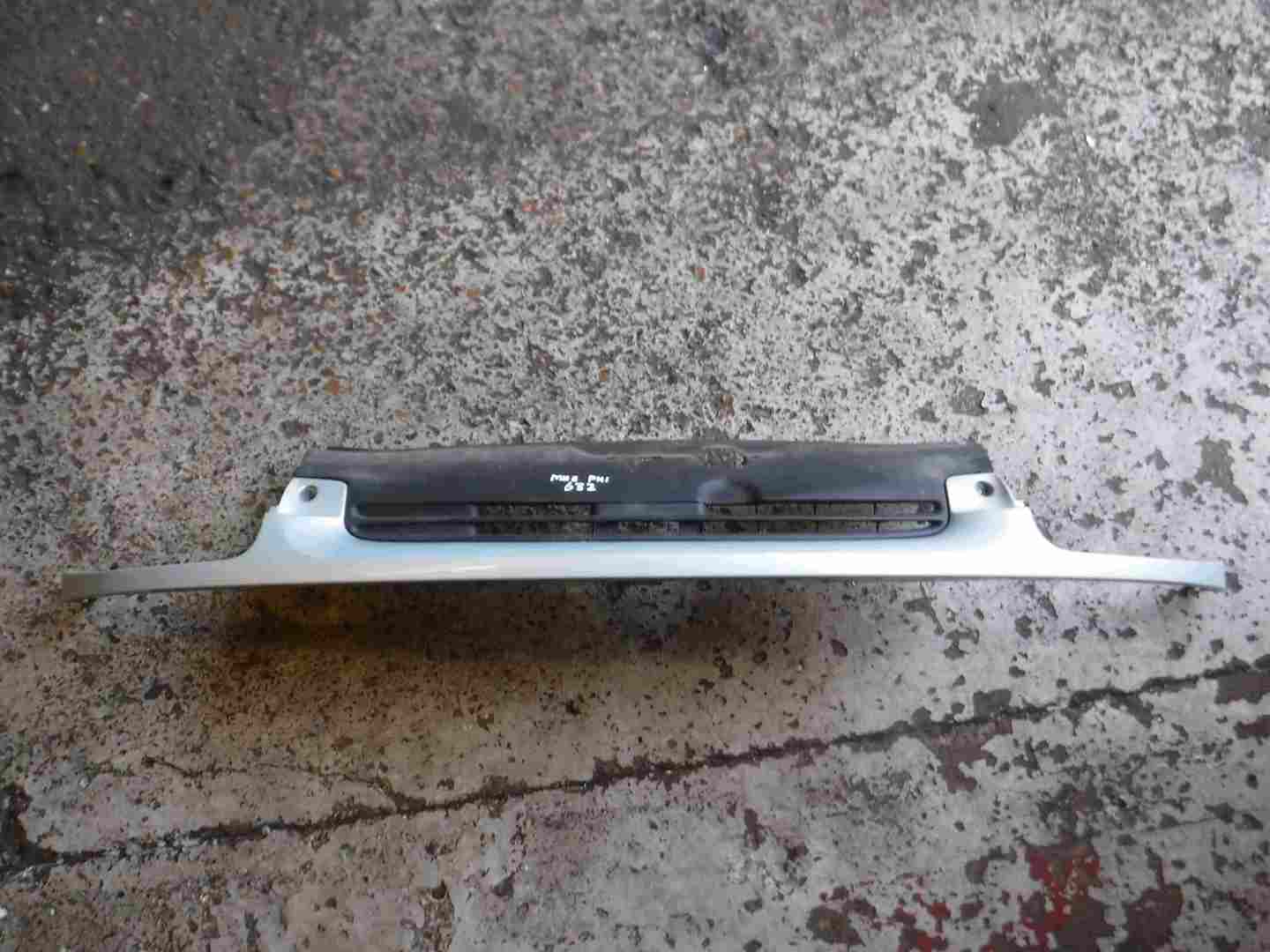 Renault Clio MK2 1998-2001 Front Bumper Grille Grill Silver 632 7700846870
