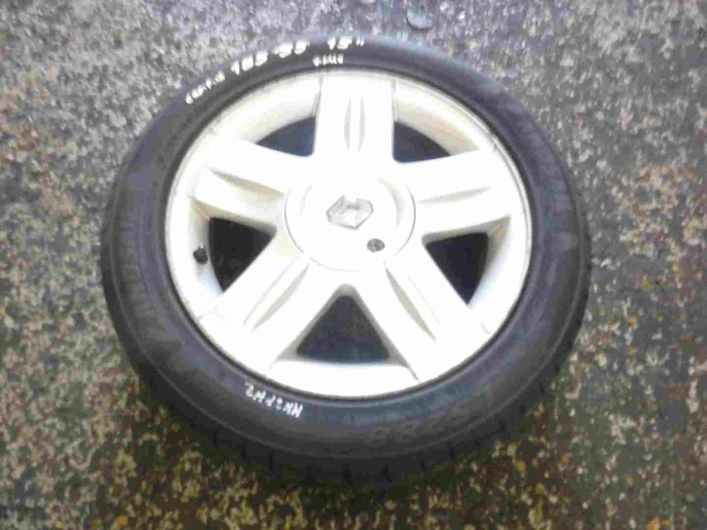 Renault Clio MK2 2001-2006 Campus Alloy Wheel + Tyre 185 55 15 7mm 3/5