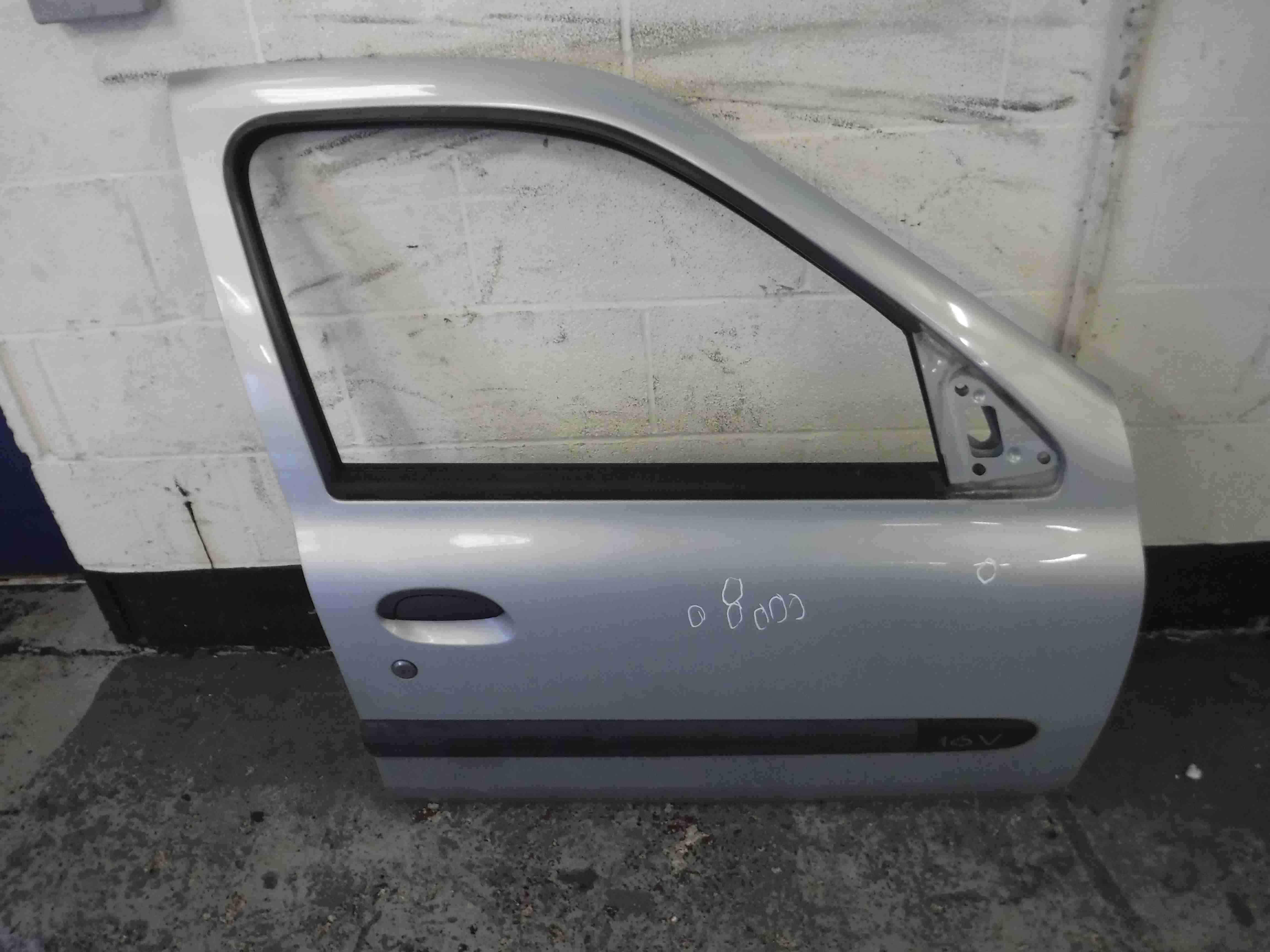 Renault Clio MK2 2001-2006 Drivers OSF Front Door Silver 632 5DR