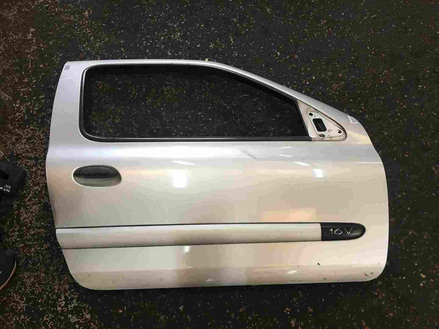 Renault Clio MK2 2001-2006 Drivers OSF Front Door Silver TED69 3dr