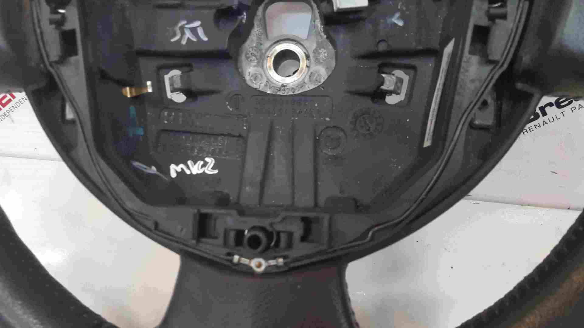 Thumb 2 Renault Clio MK2 2001-2006 Steering Wheel 8200616031 8200616033