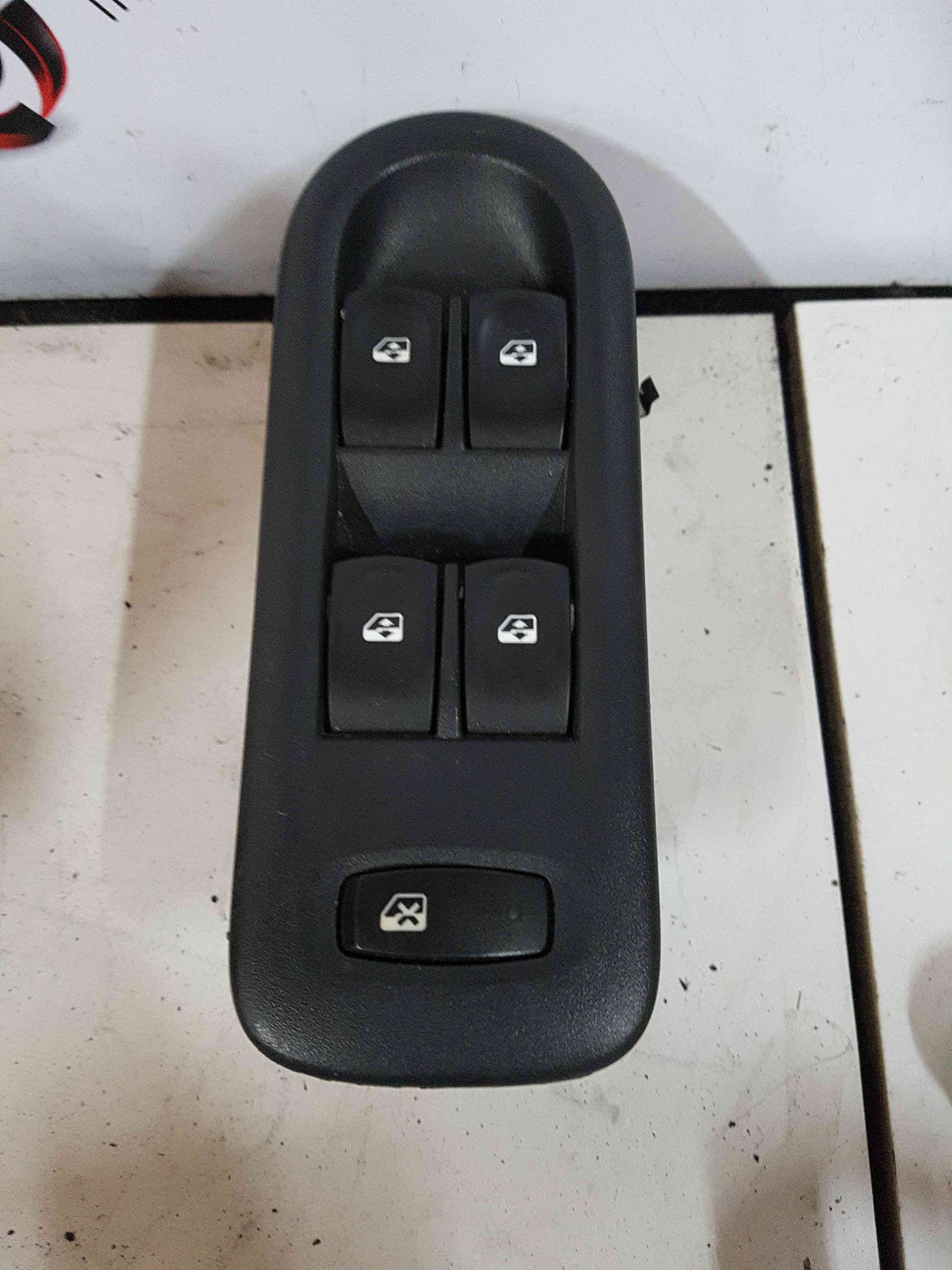 Thumb 2 Renault Clio MK3 2005-2009 Drivers OSF Front Window Switch White Plug Blue