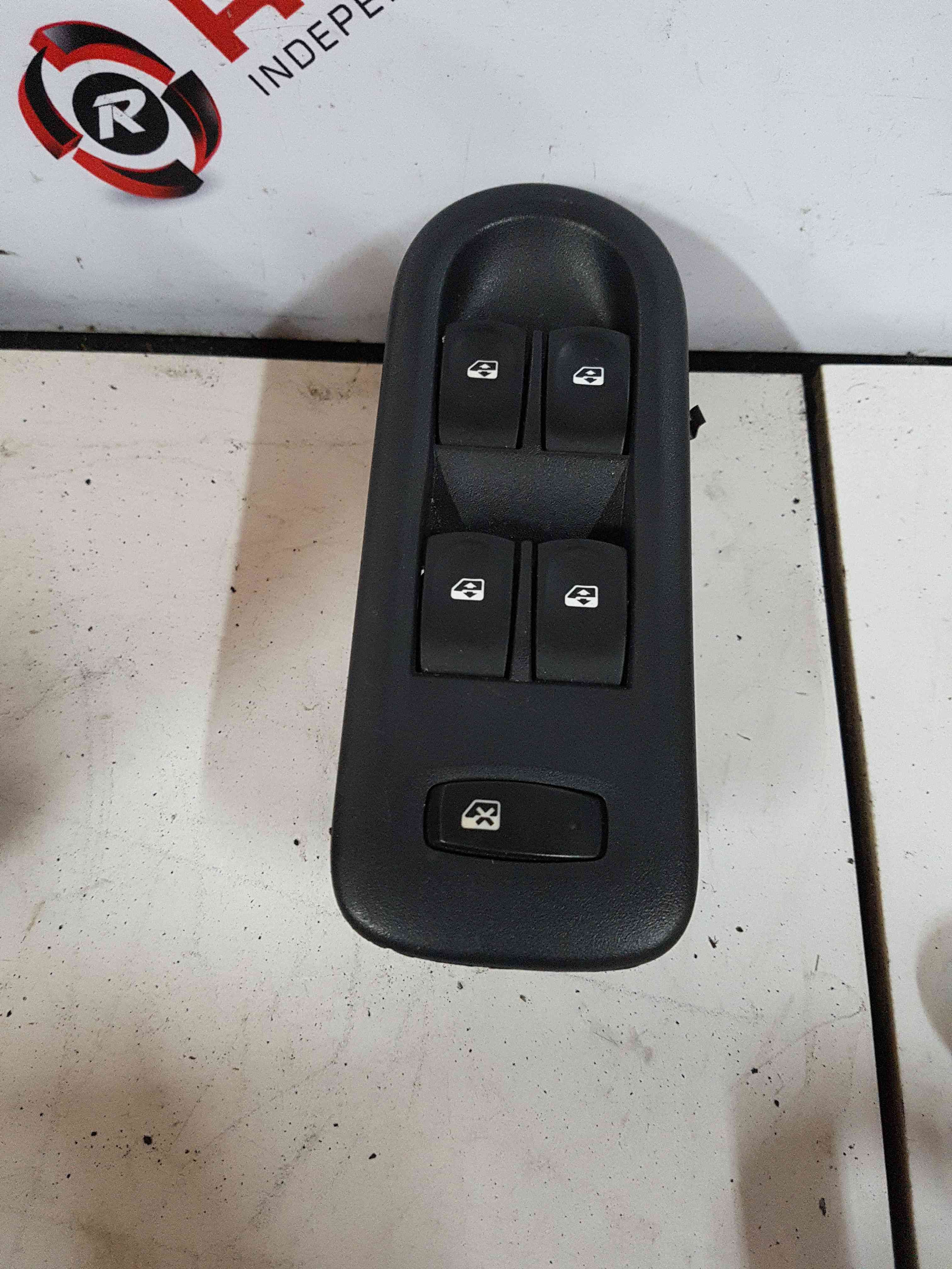 Thumb 3 Renault Clio MK3 2005-2009 Drivers OSF Front Window Switch White Plug Blue