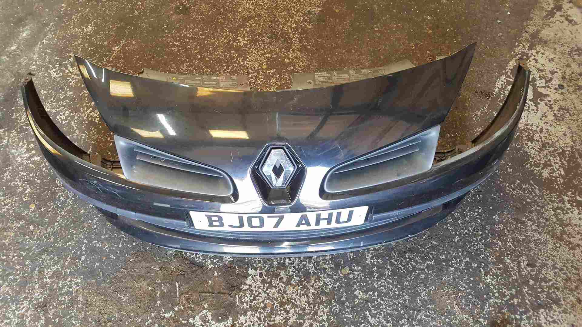 Thumb 2 Renault Clio MK3 2005-2009 Front Bumper Black 676 185 15inch Wheel