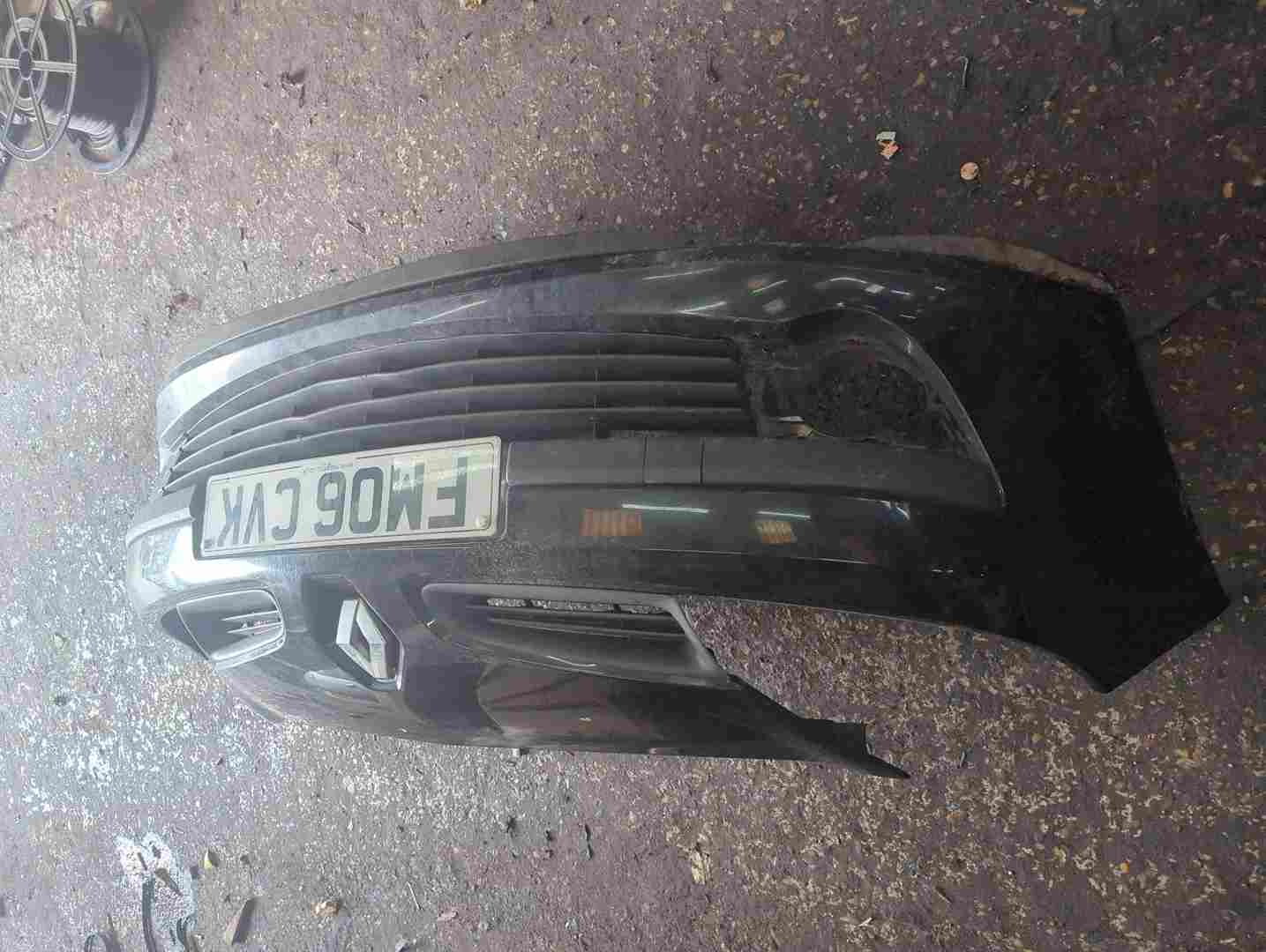 Renault Clio MK3 2005-2009 Front Bumper Black 676 185