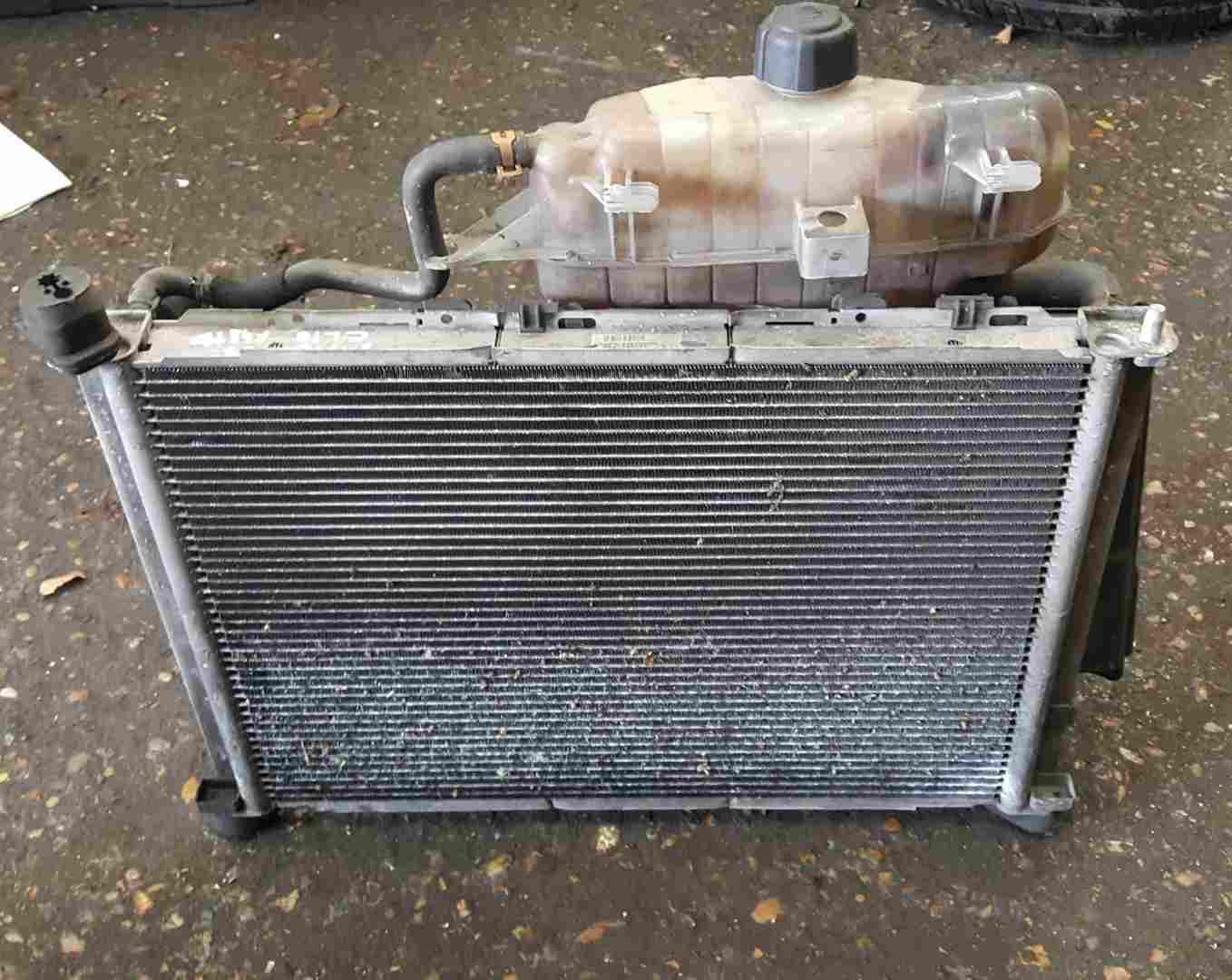 Thumb 3 Renault Clio MK3 2005-2012 1.4 16v Radiator Rad Pack Cooling Fan 8200365427