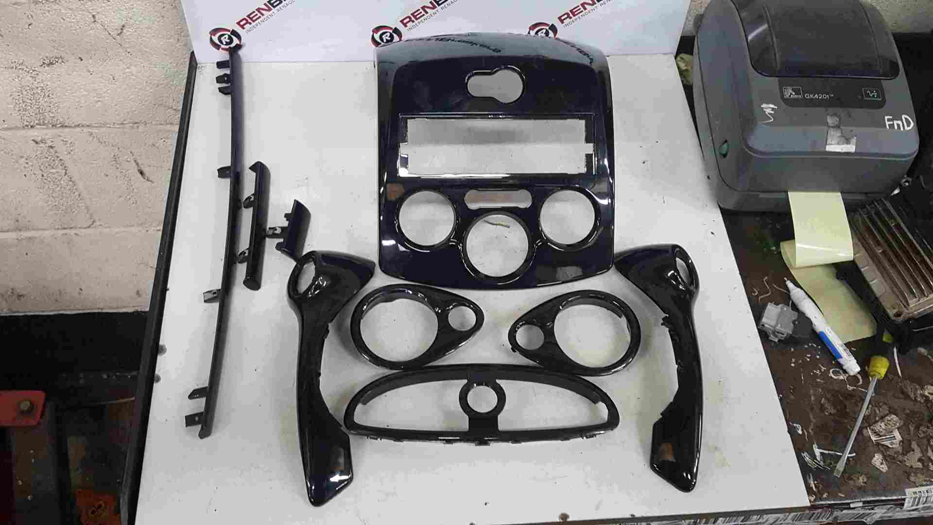 Thumb 3 Renault Clio MK3 2005-2012 Dashboard Set Trims Surround Gloss Black Handle Vents