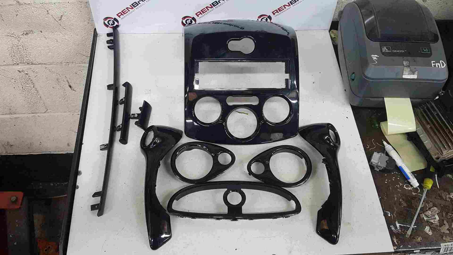 Thumb 2 Renault Clio MK3 2005-2012 Dashboard Set Trims Surround Gloss Black Handle Vents