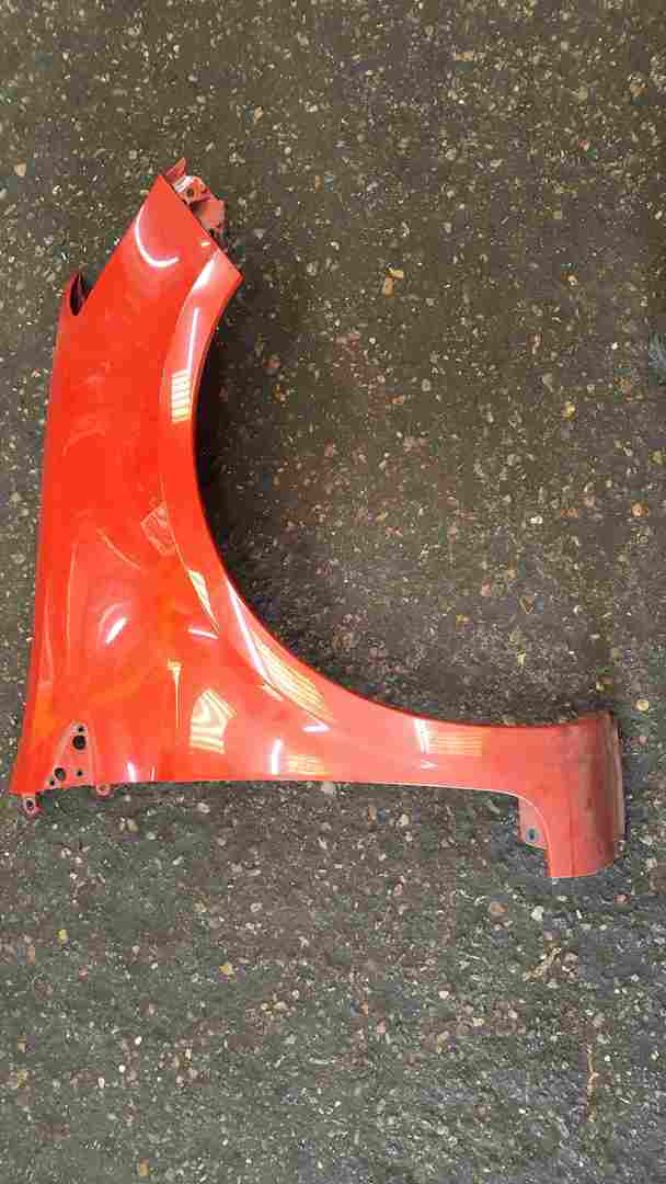 Thumb 2 Renault Clio MK3 2005-2012 Drivers OS Wing Red TED75 185