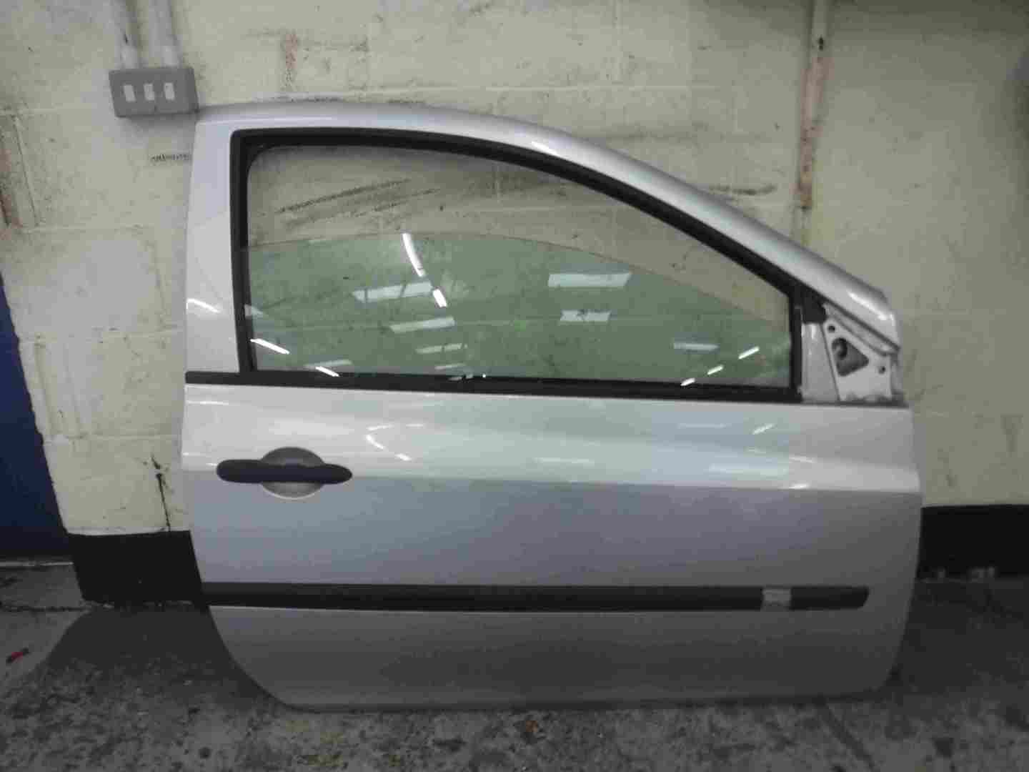 Renault Clio MK3 2005-2012 Drivers OSF Front Door Silver TED69 3dr
