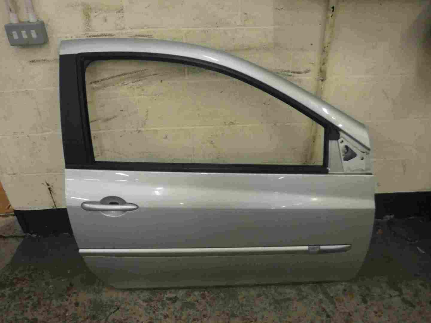 Renault Clio MK3 2005-2012 Drivers OSF Front Door Silver TED69 3dr