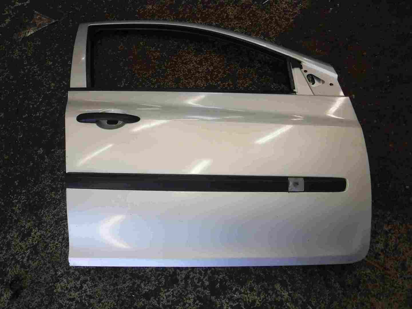Renault Clio MK3 2005-2012 Drivers OSF Front Door Silver TED69 5DR 