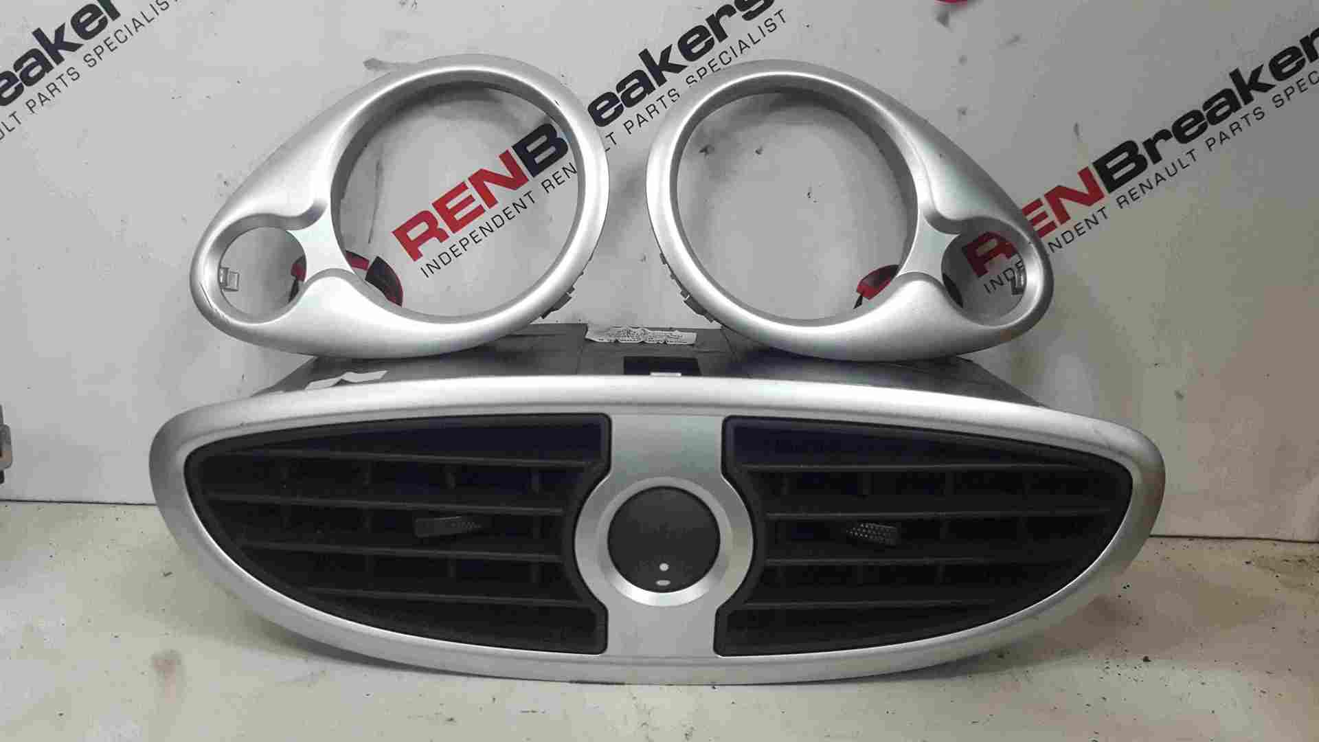 Thumb 3 Renault Clio MK3 2005-2012 Heater Vent Silver Surround