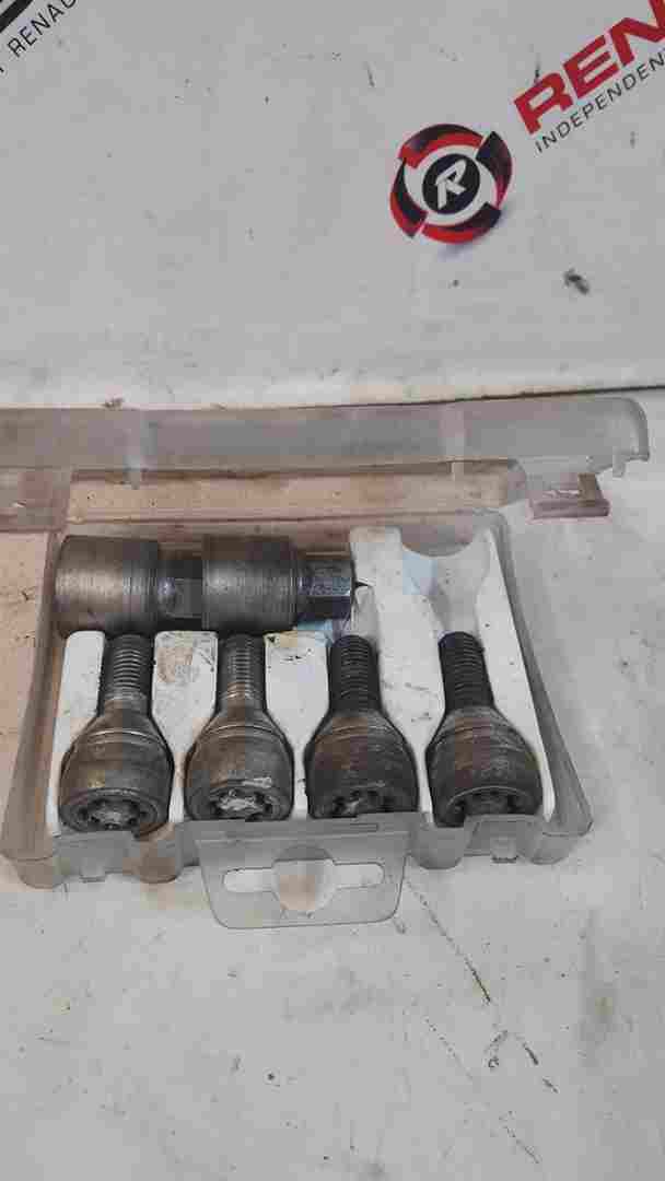 Renault Clio MK3 2005-2012 Locking Lock NUT Bolts SET 