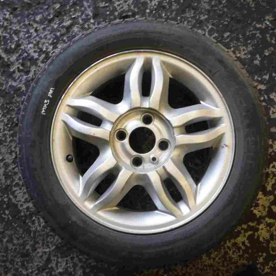 Renault Clio MK3 2005-2012 Mahonia Alloy Wheel  Tyre 185 60 15 6mm Tread 4/5