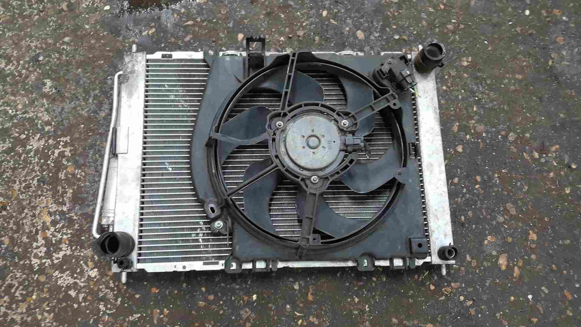 Thumb 3 Renault Clio MK3 2005-2012 Radiator Rad Pack Cooling Fan 8200688375