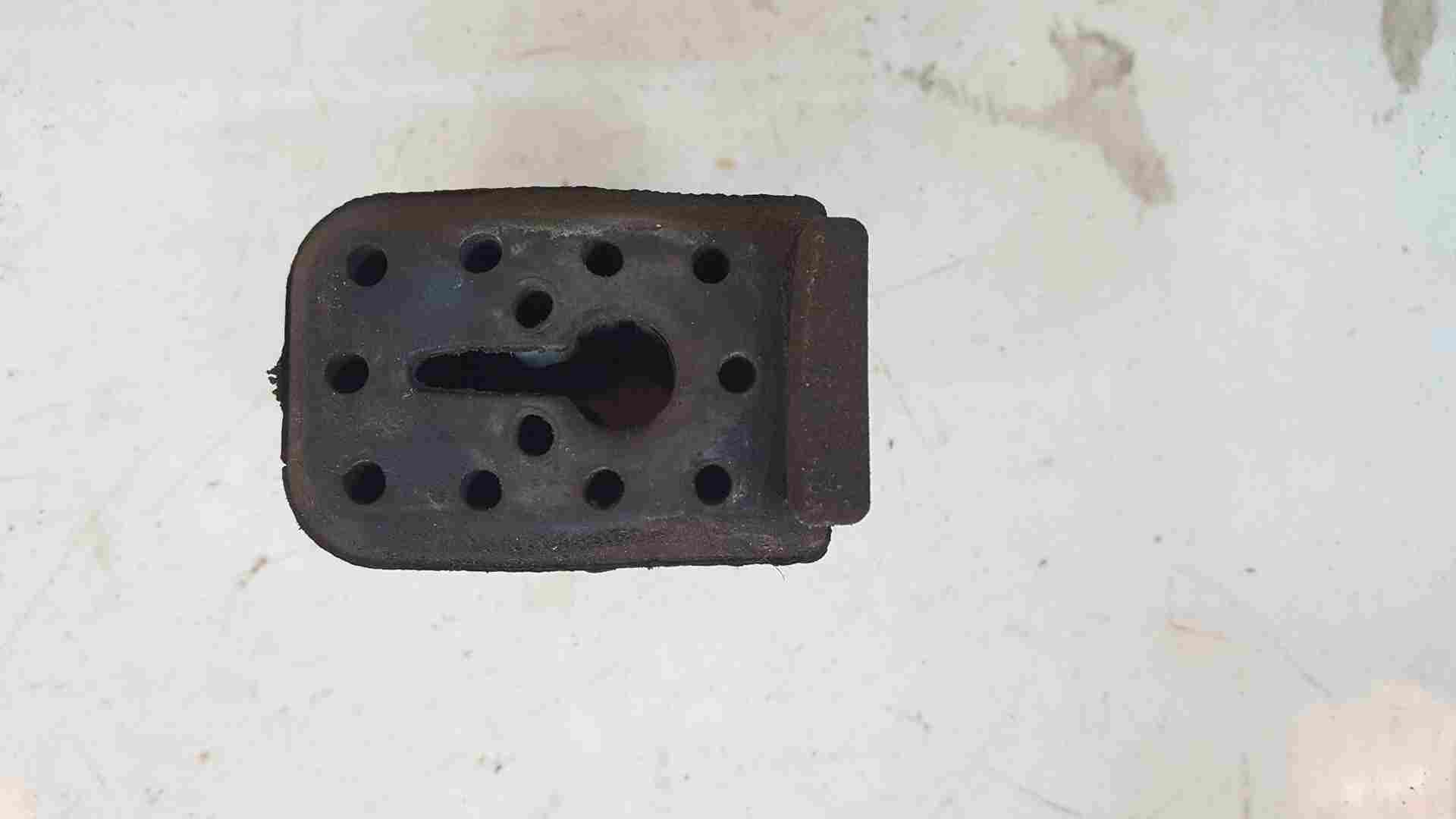Thumb 3 Renault Clio MK3 2005-2012 Radiator Rubber Support Mount Bush  8200367990