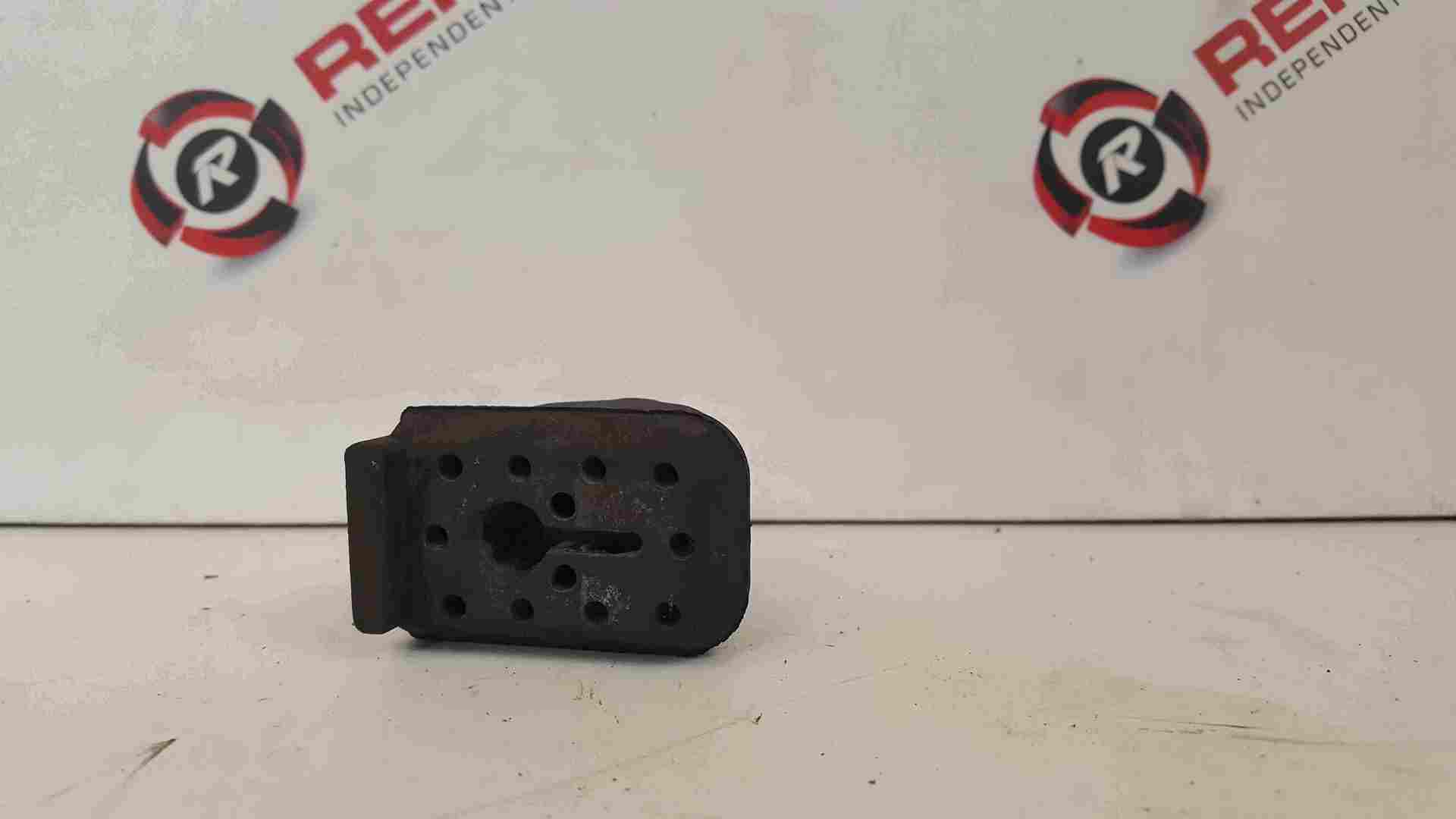 Thumb 3 Renault Clio MK3 2005-2012 Radiator Rubber Support Mount Bushes X3