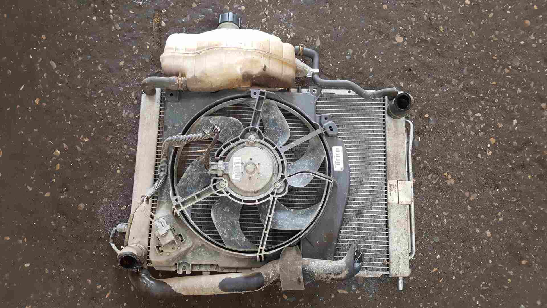 Thumb 2 Renault Clio MK3 2009-2012 1.2 16V Radiator RAD Pack Cooling FAN 8200688390