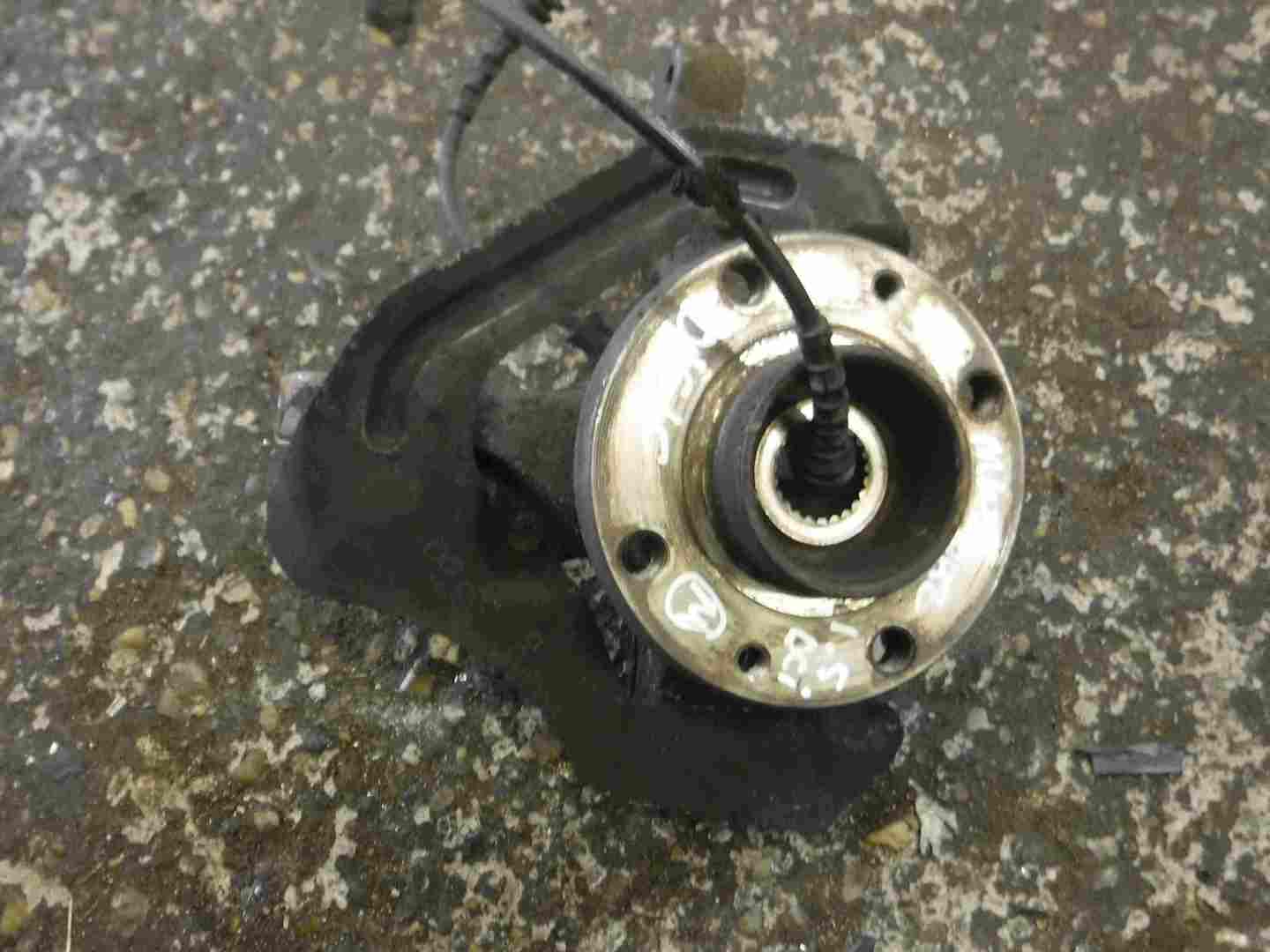 Renault Clio MK3 2009-2012 1.5 dCi Drivers OSF Front Wheel Hub + ABS Sensor