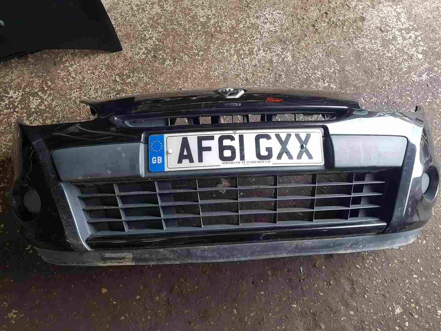 Renault Clio MK3 2009-2012 Front Bumper Black 676 185