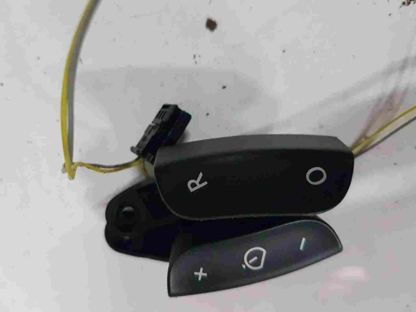 Renault Clio MK3 2009-2012 Steering Wheel Cruise Control Switches Buttons