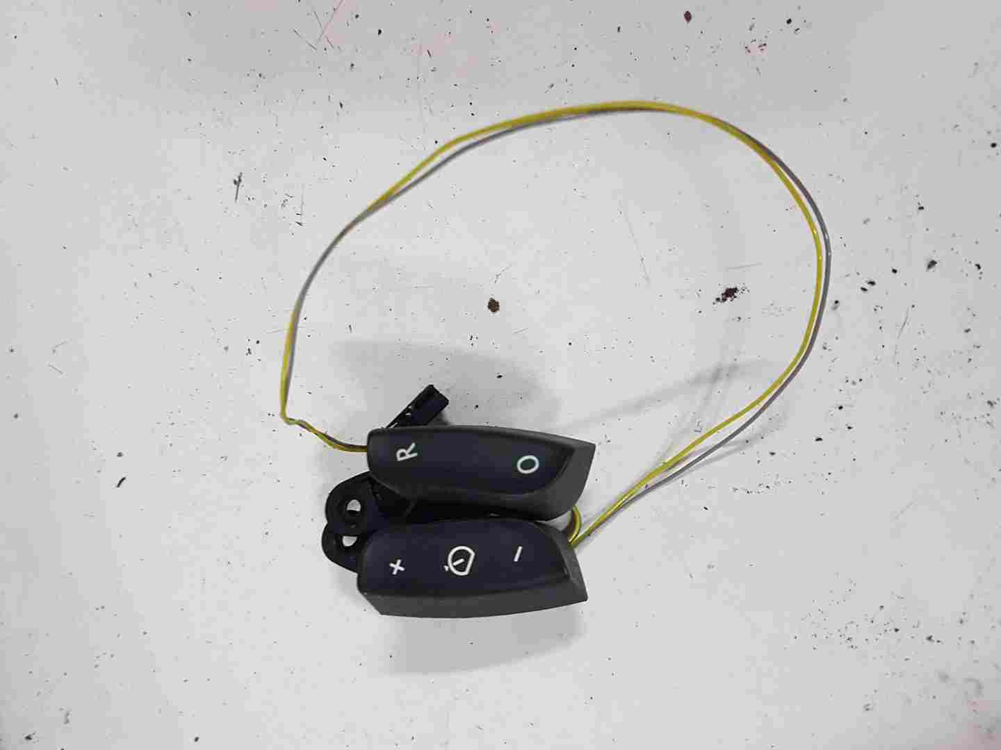 Thumb 2 Renault Clio MK3 2009-2012 Steering Wheel Cruise Control Switches Buttons