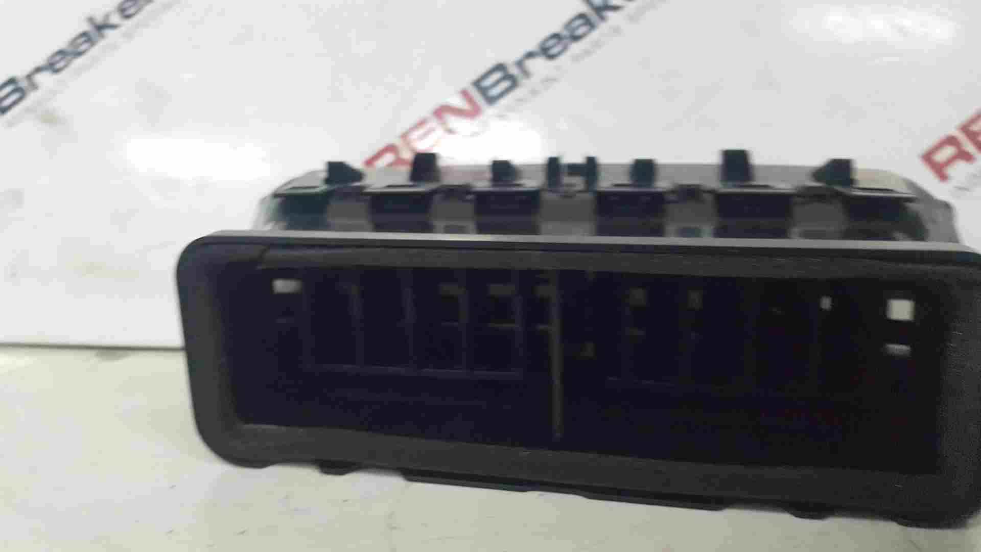Thumb 2 Renault Clio MK4 2013-2019 Dashboard Centre Vent Vents 687507764R 687508859R