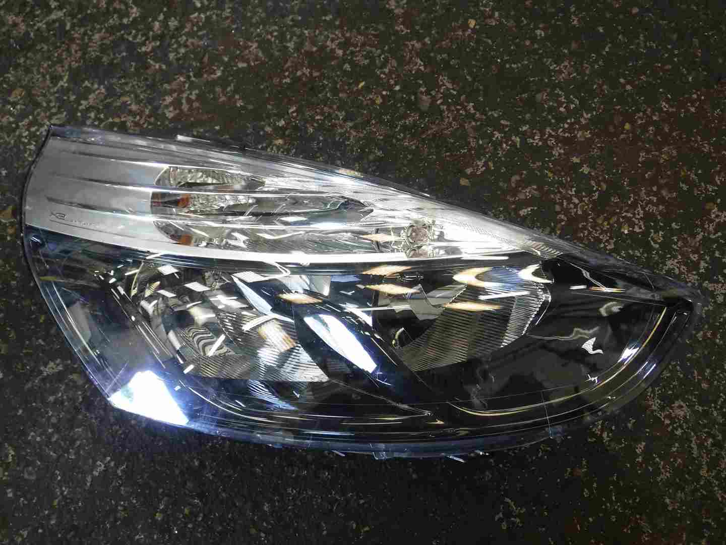 Renault Clio MK4 2013-2019 Drivers OSF Front Headlight 4/5 HALOGEN 260105603r