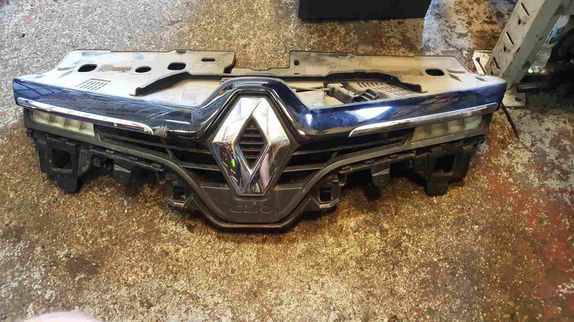 Thumb 3 Renault Clio MK4 2013-2019 Front Bumper Grille  Plate Black Chrome 628101467R