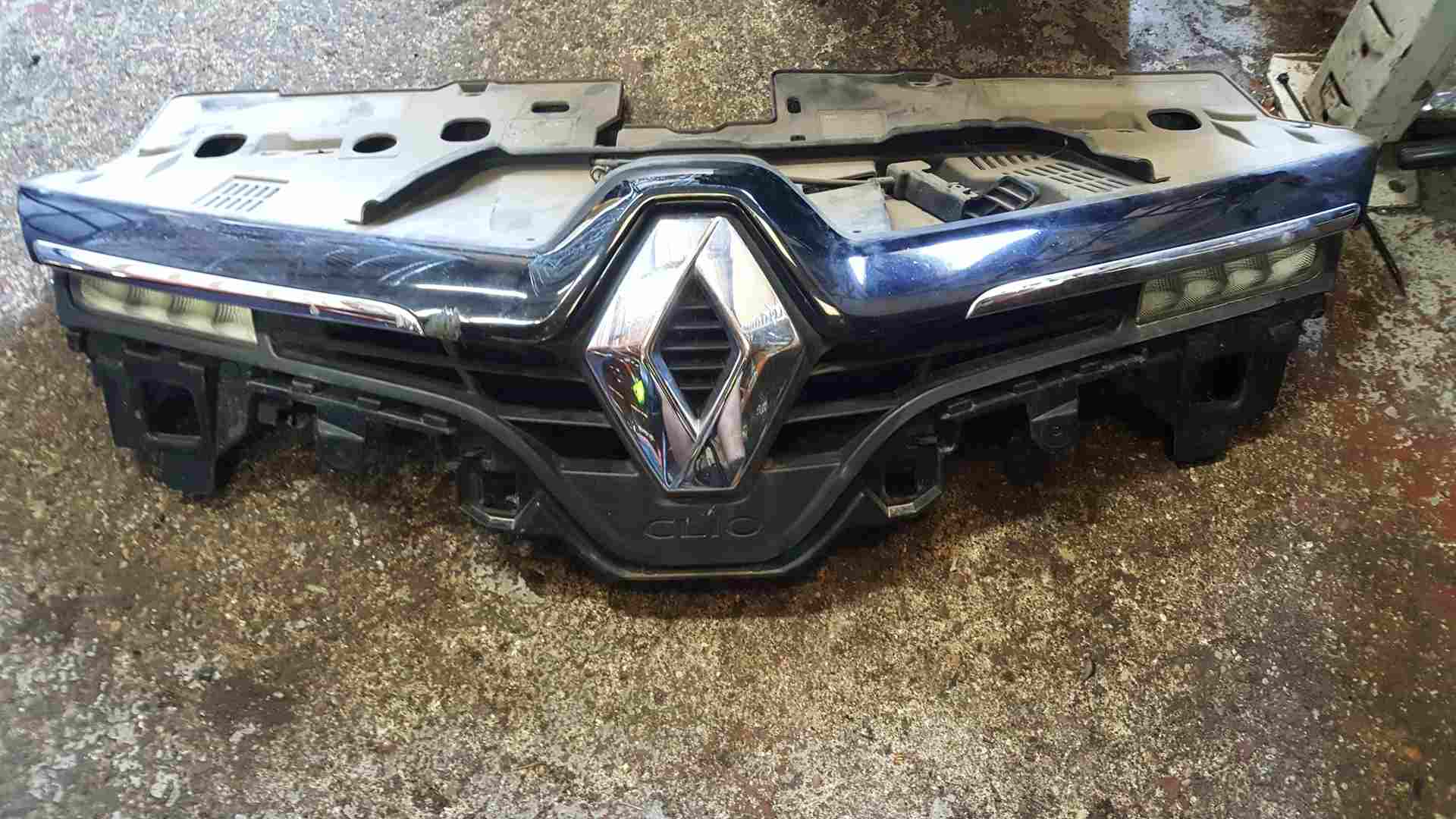 Thumb 4 Renault Clio MK4 2013-2019 Front Bumper Grille  Plate Black Chrome 628101467R