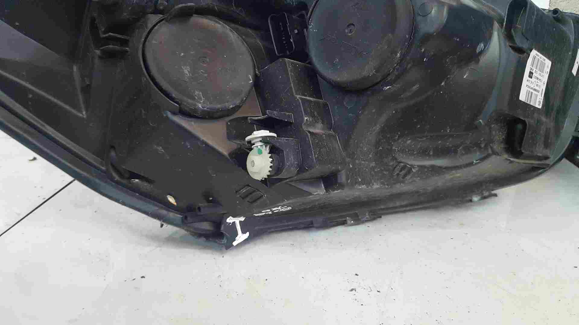 Thumb 4 Renault Clio MK4 2013-2019 Passenger NSF Front Headlight Broken TAB 260606688R