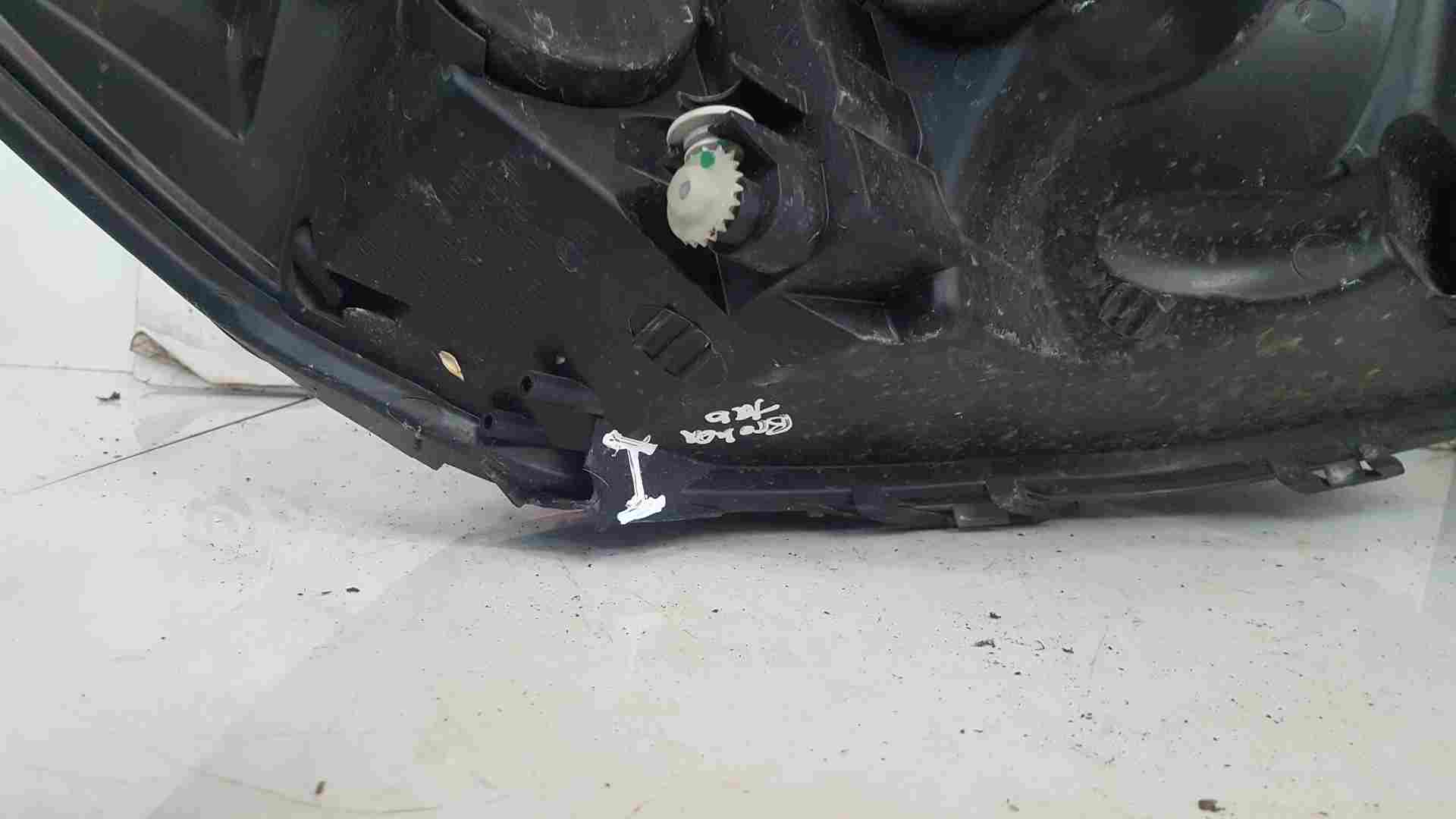 Thumb 3 Renault Clio MK4 2013-2019 Passenger NSF Front Headlight Broken TAB 260606688R