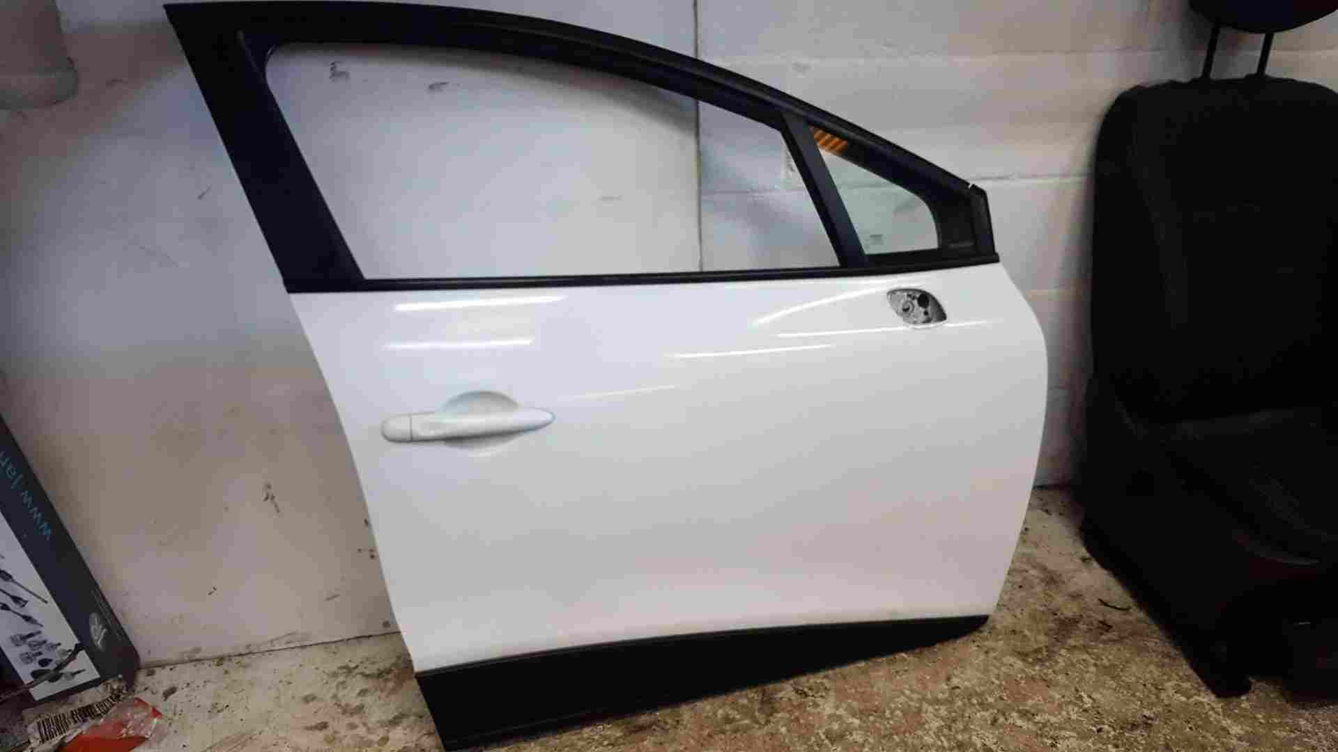 Thumb 4 Renault Clio MK4 2013-2018 Drivers OSF Front Door White OV369