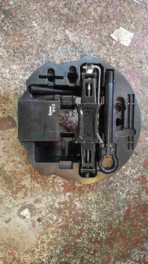 Thumb 2 Renault Clio MK4 2013-2018 Spare Wheel Jack Set MISSING LID 997506470R