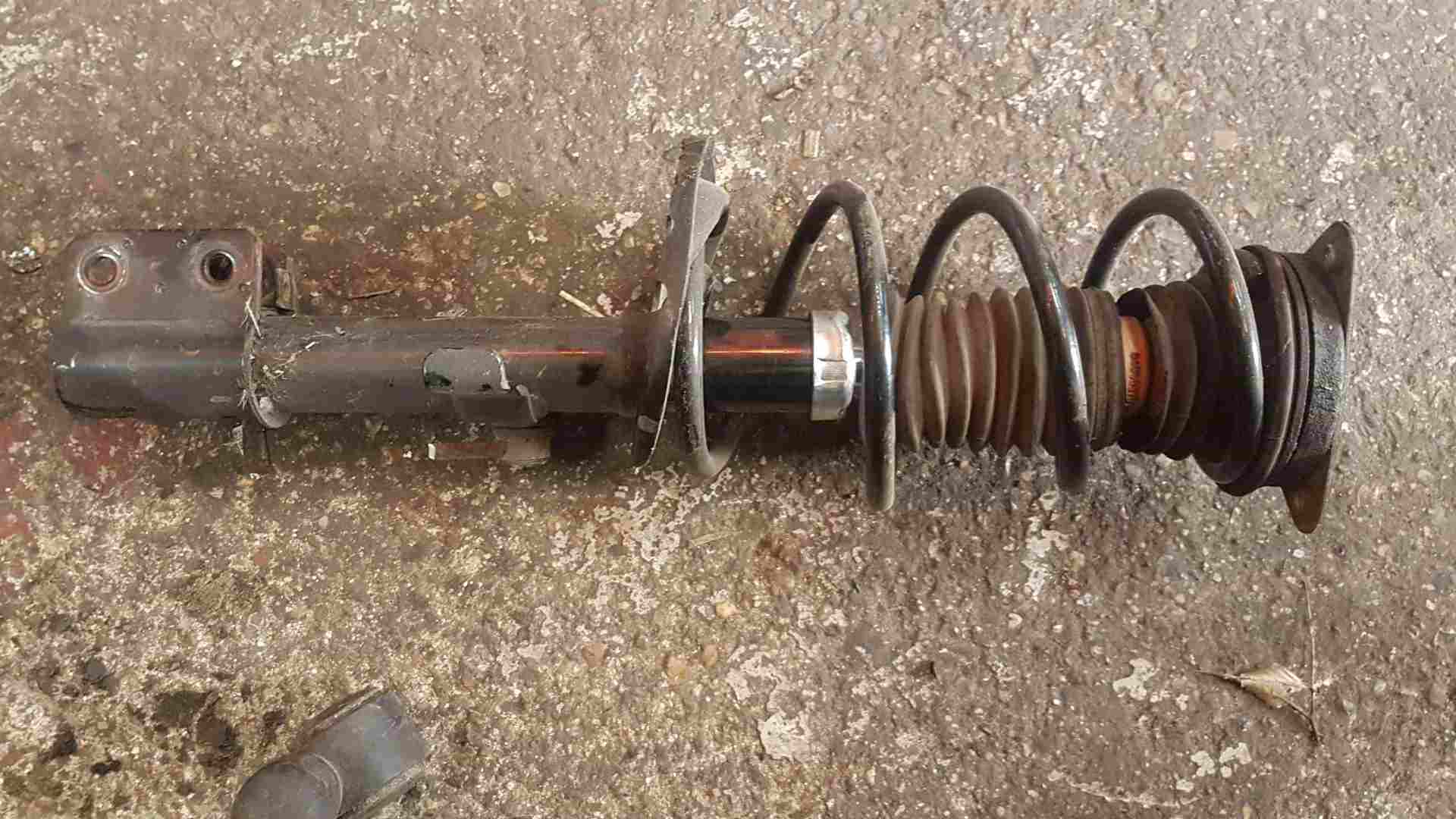 Thumb 3 Renault Clio MK4 2013-2019 1.5 DCI Driver OSF Front Spring Strut LEG