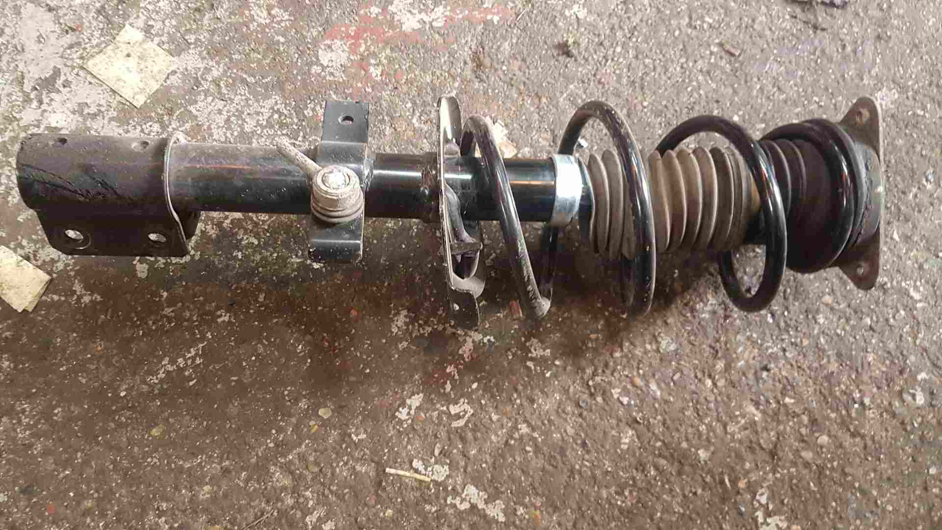 Thumb 4 Renault Clio MK4 2013-2019 1.5 DCI Driver OSF Front Spring Strut LEG