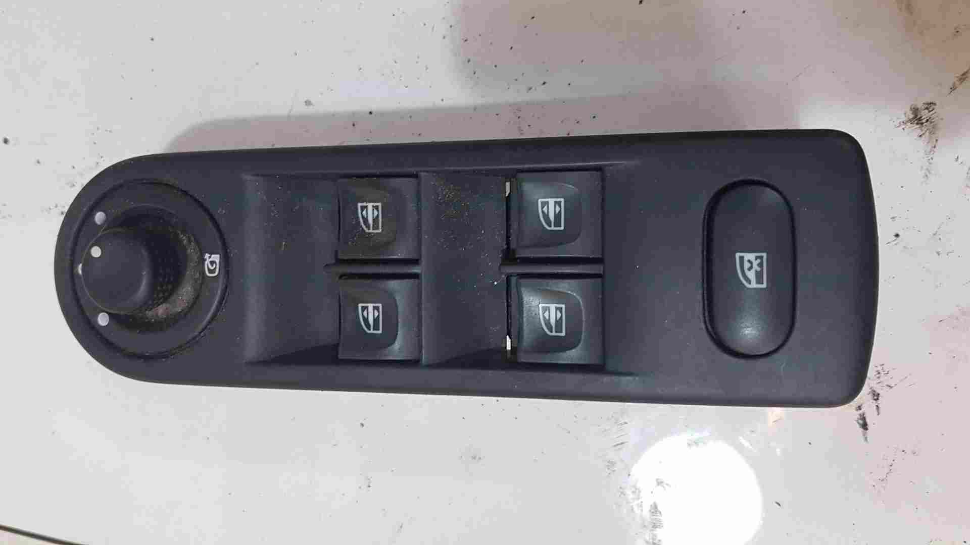 Thumb 2 Renault Clio MK4 2013-2019 Drivers OSF Front Window Switches Wing Adjuster