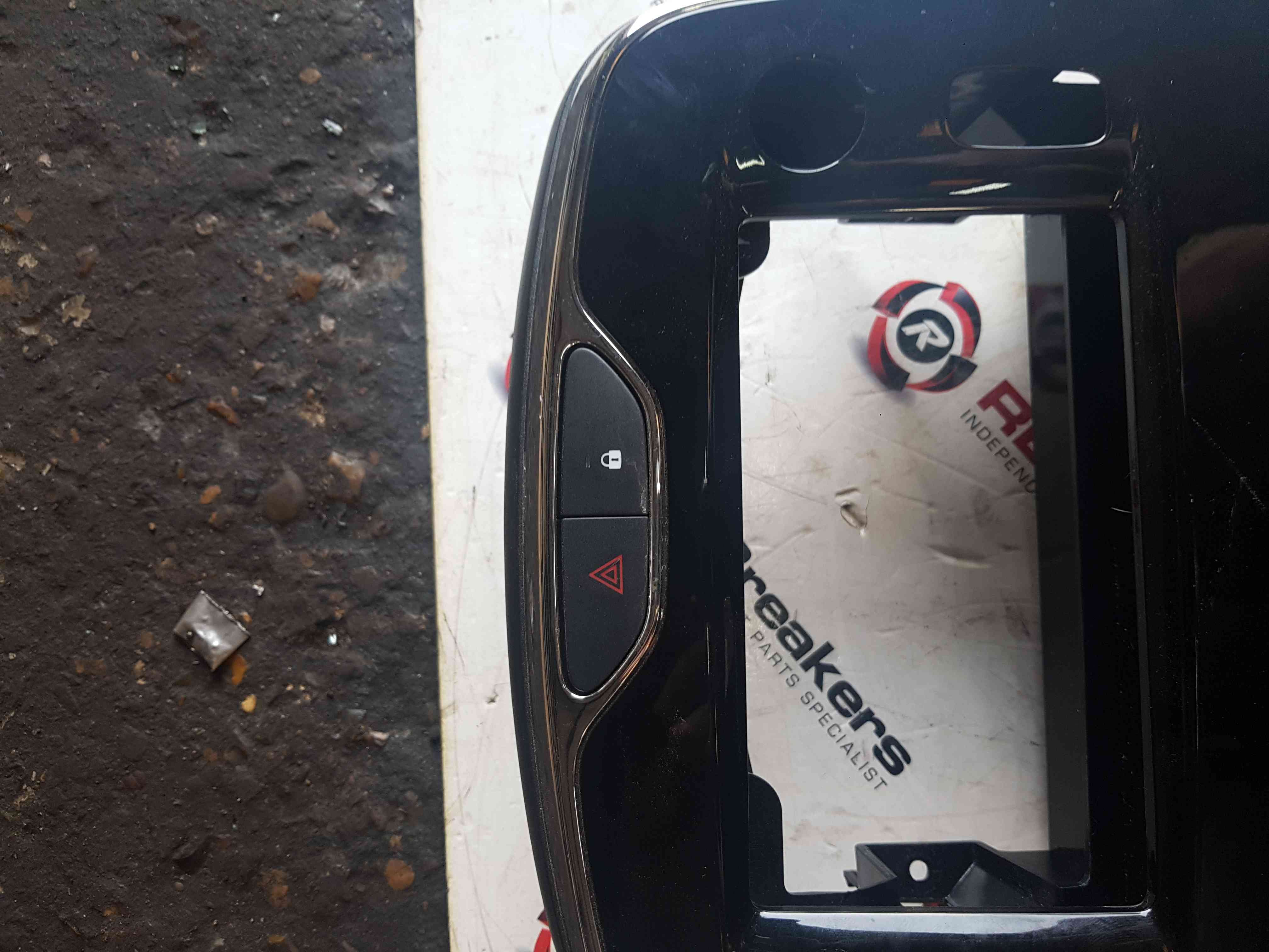 Thumb 3 Renault Clio MK4 2013-2019 Heater Surround Plastic Dash Trim Gloss Black