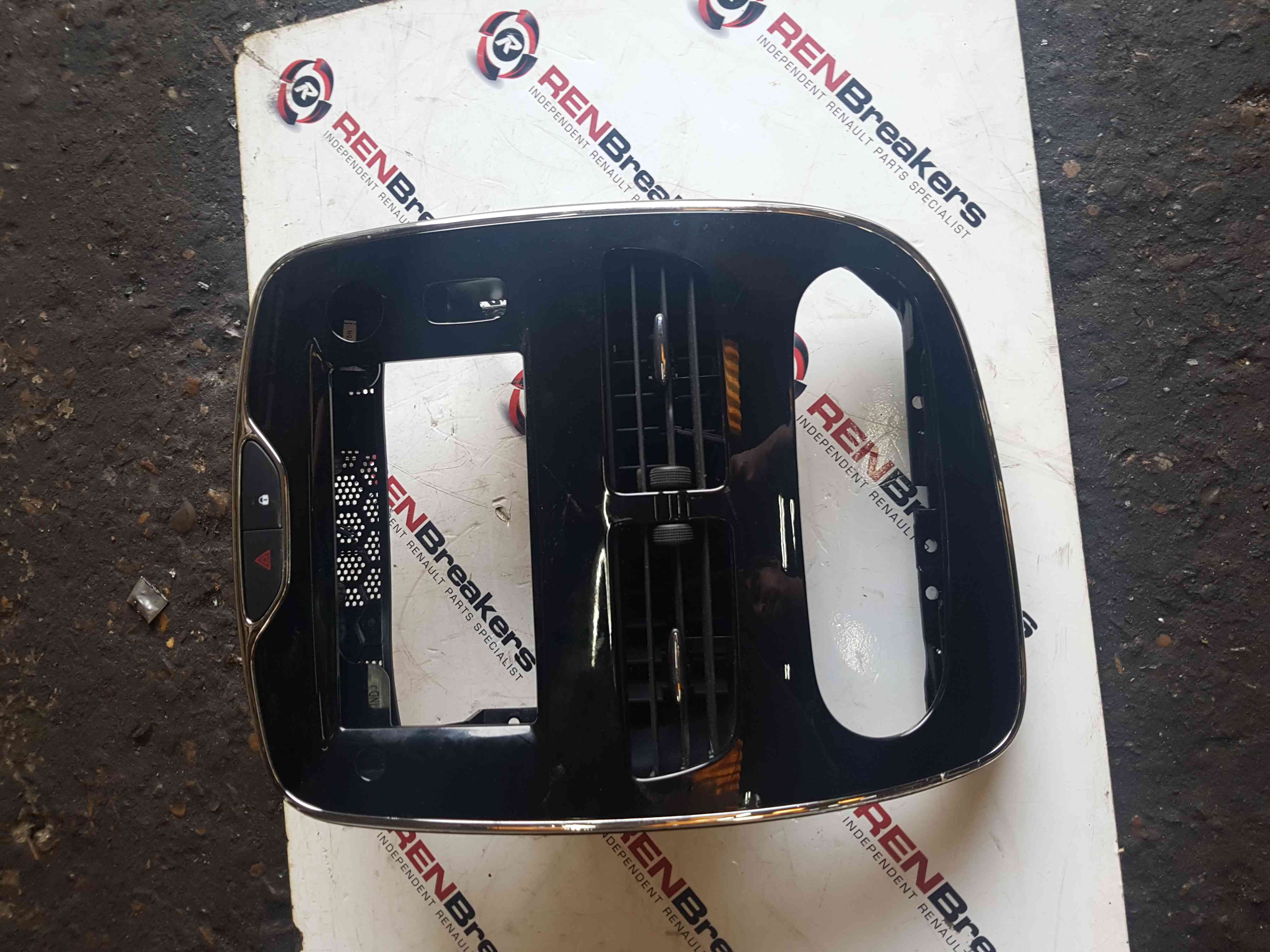 Thumb 7 Renault Clio MK4 2013-2019 Heater Surround Plastic Dash Trim Gloss Black