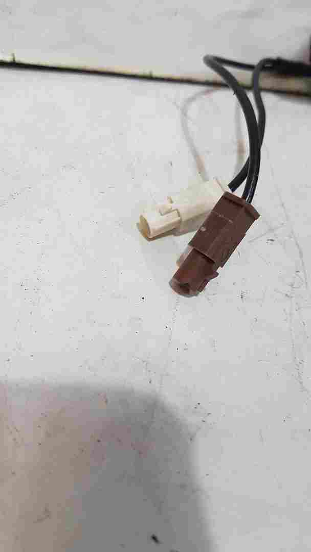 Thumb 4 Renault Clio MK4 2016-2019 Radio Antenna Aerial Brown White Plug