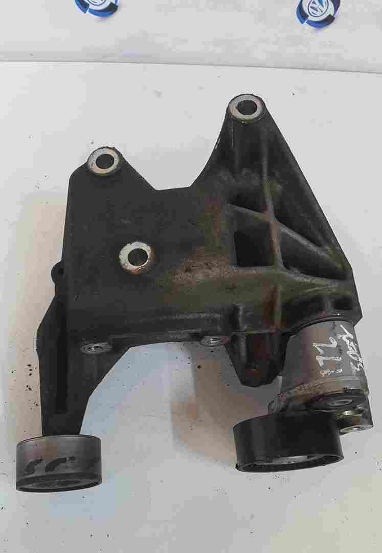 Thumb 3 Renault Clio Sport MK2 2001-2006 172 182 Alternator Mount Engine Bracket Pulleys