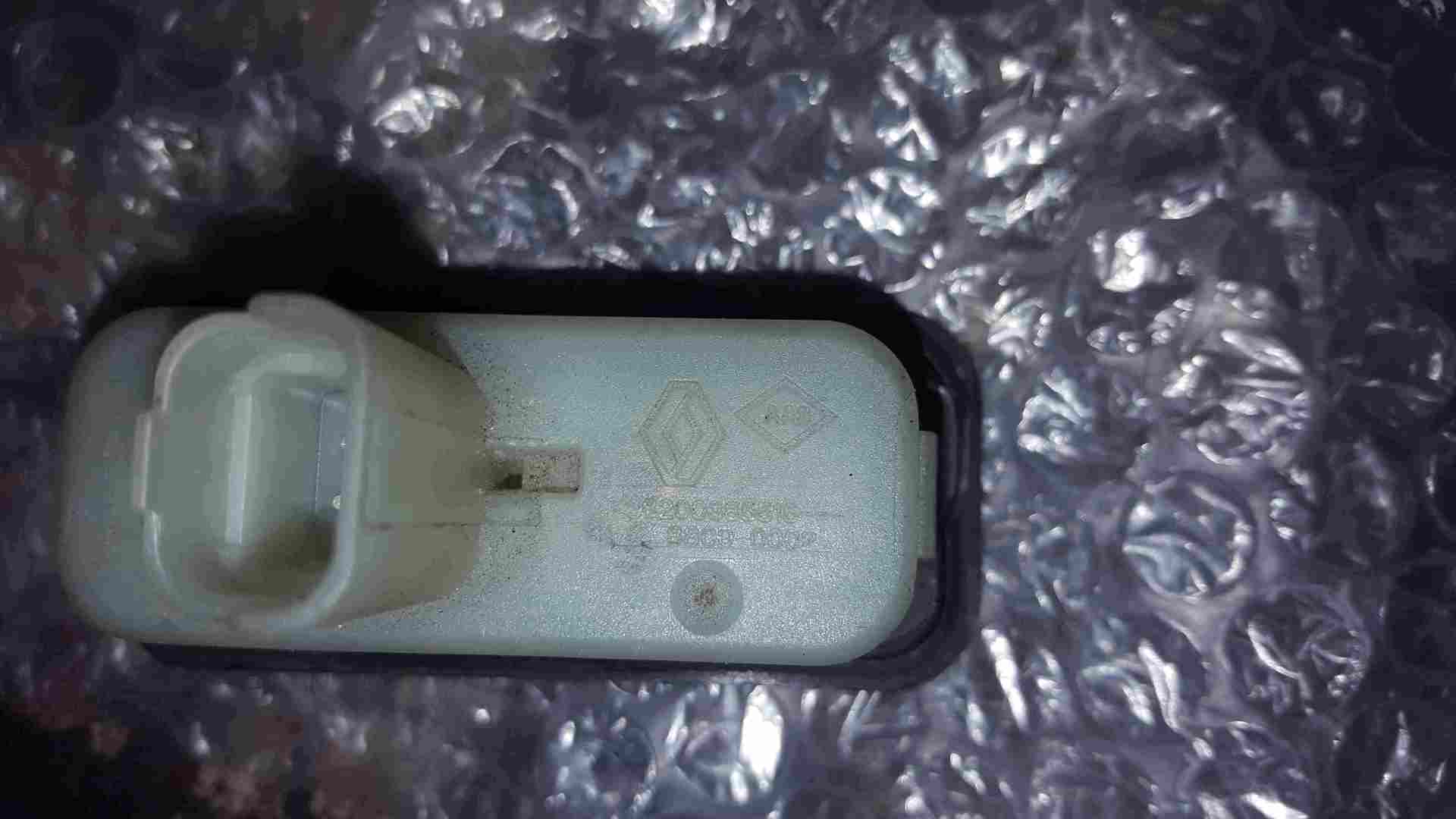 Thumb 2 Renault Clio Sport MK3 2005-2012 Boot Button 8200385515