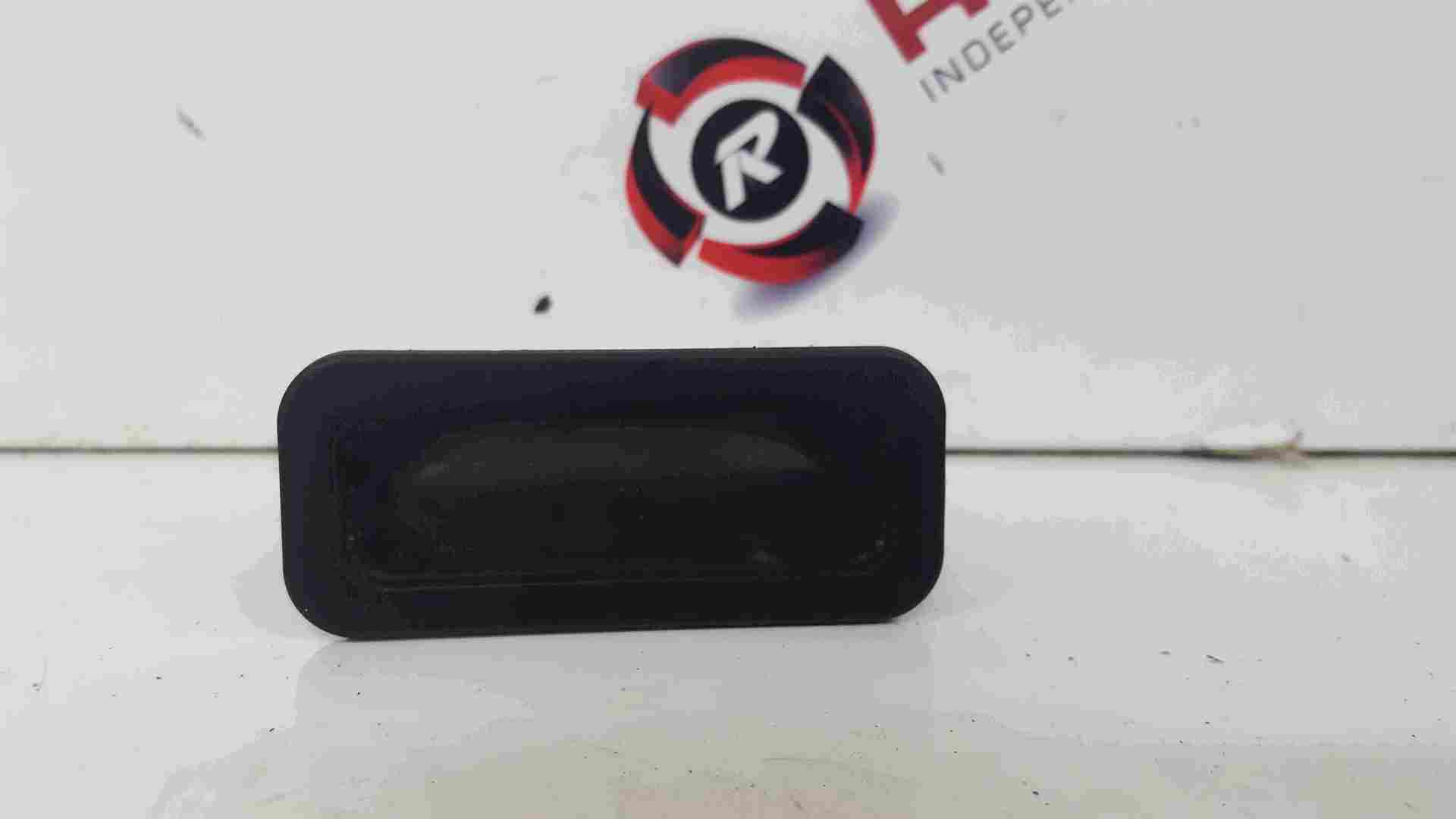 Renault Clio Sport MK3 2005-2012 Boot Button 8200385515