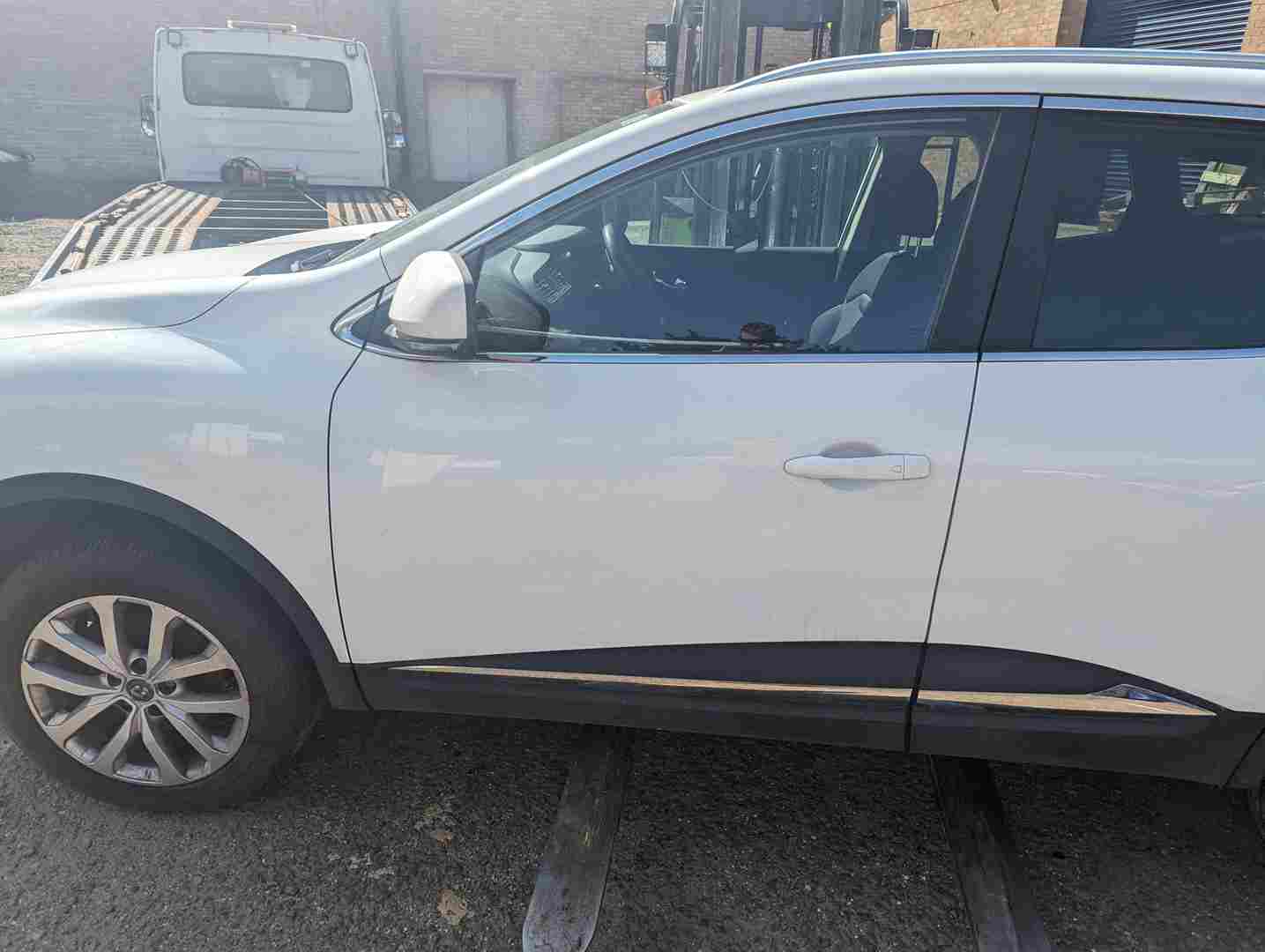 Thumb 2 Renault Kadjar 2015-2021 Passenger NSF Front Door White Ov369