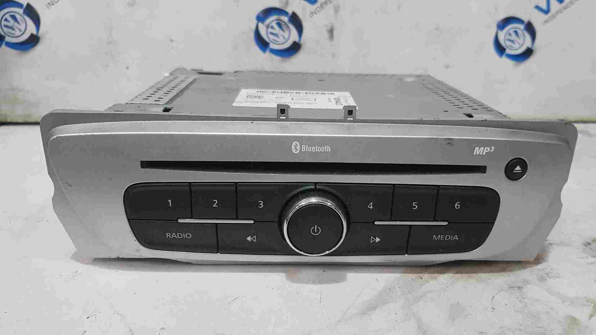 Thumb 2 Renault Megane + Scenic 2003-2009 Cd Player Radio Tuner List Silver + Code