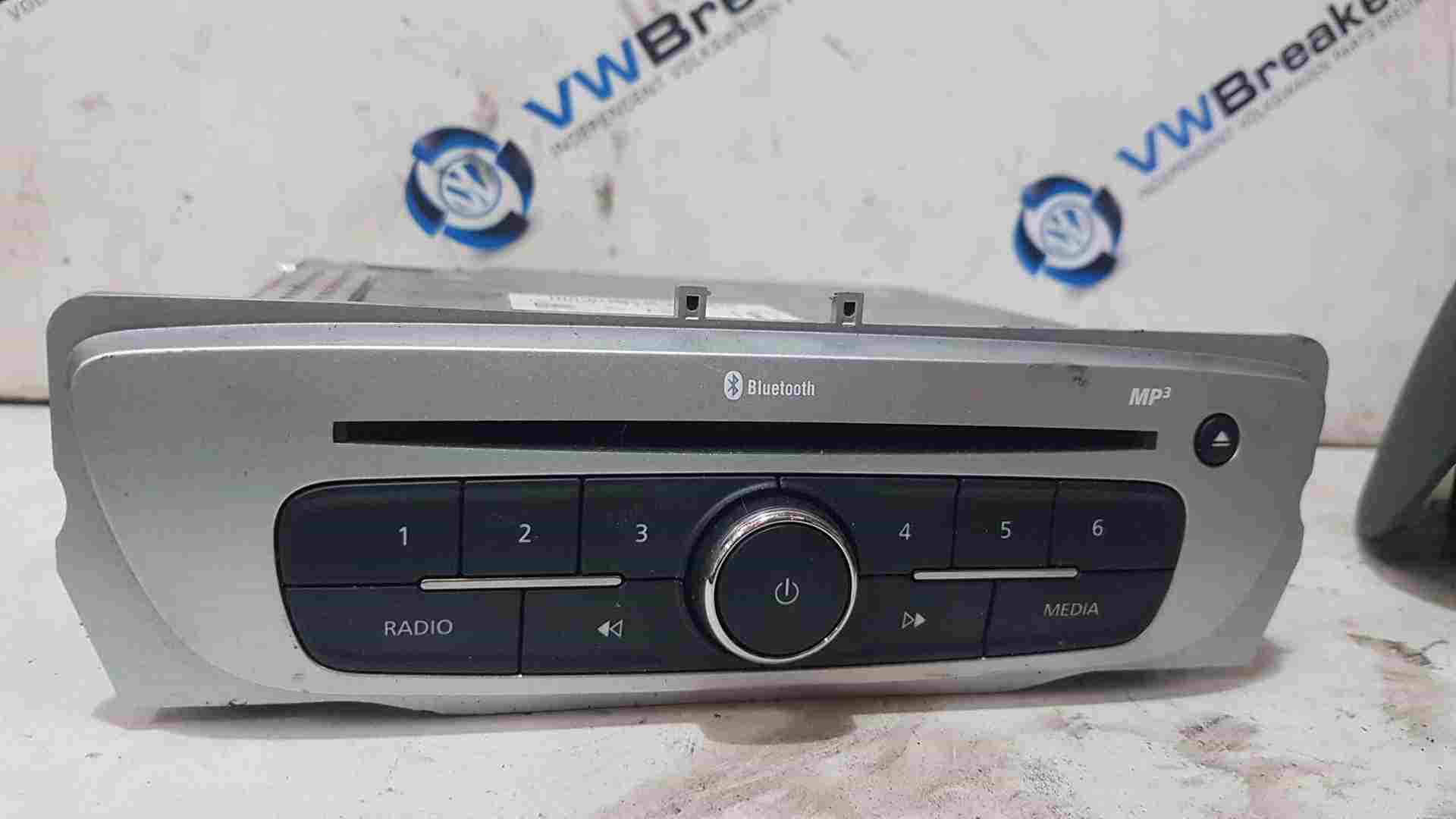 Renault Megane + Scenic 2003-2009 Cd Player Radio Tuner List Silver + Code