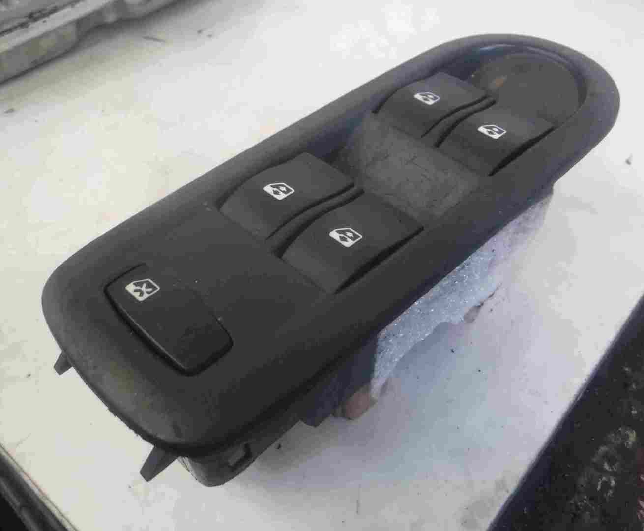 Renault Megane 2002-2008 Drivers OSF Window Switch Panel